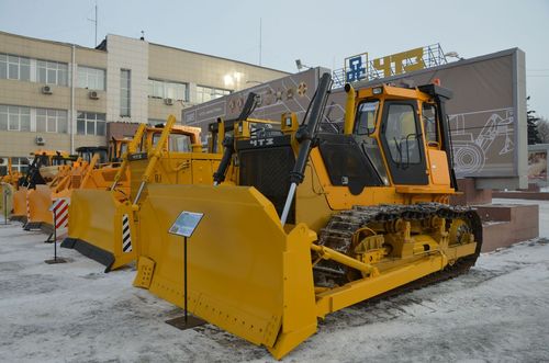 Бульдозеры Б-11 производства «Челябинского тракторного завода». Фото: www.chtz-uraltrac.ru